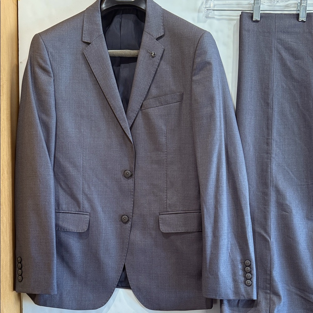 Van Heusen men’s gray suit- 38 slim. Pants 82cm/32in. Excellent condition.